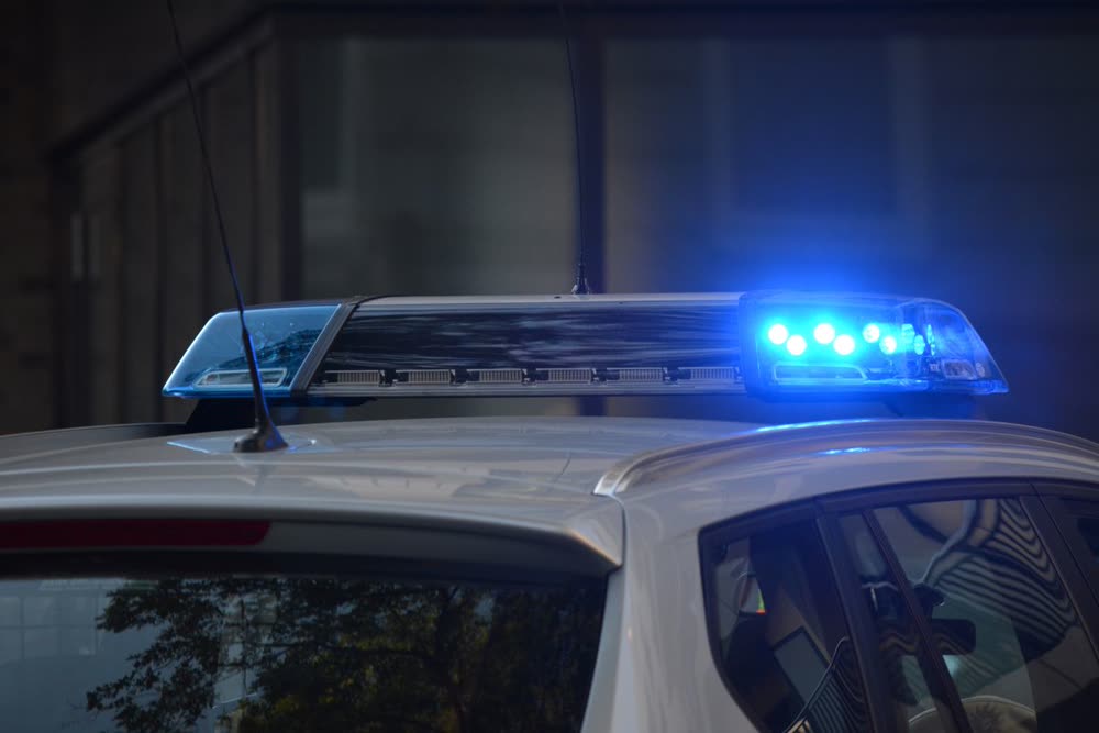 Blaues Blaulicht auf dem Dach eines Polizeiautos